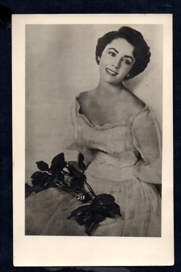 Paulette Goddard SB Fotokart 1 klikyayeni 147 1 1.jpg